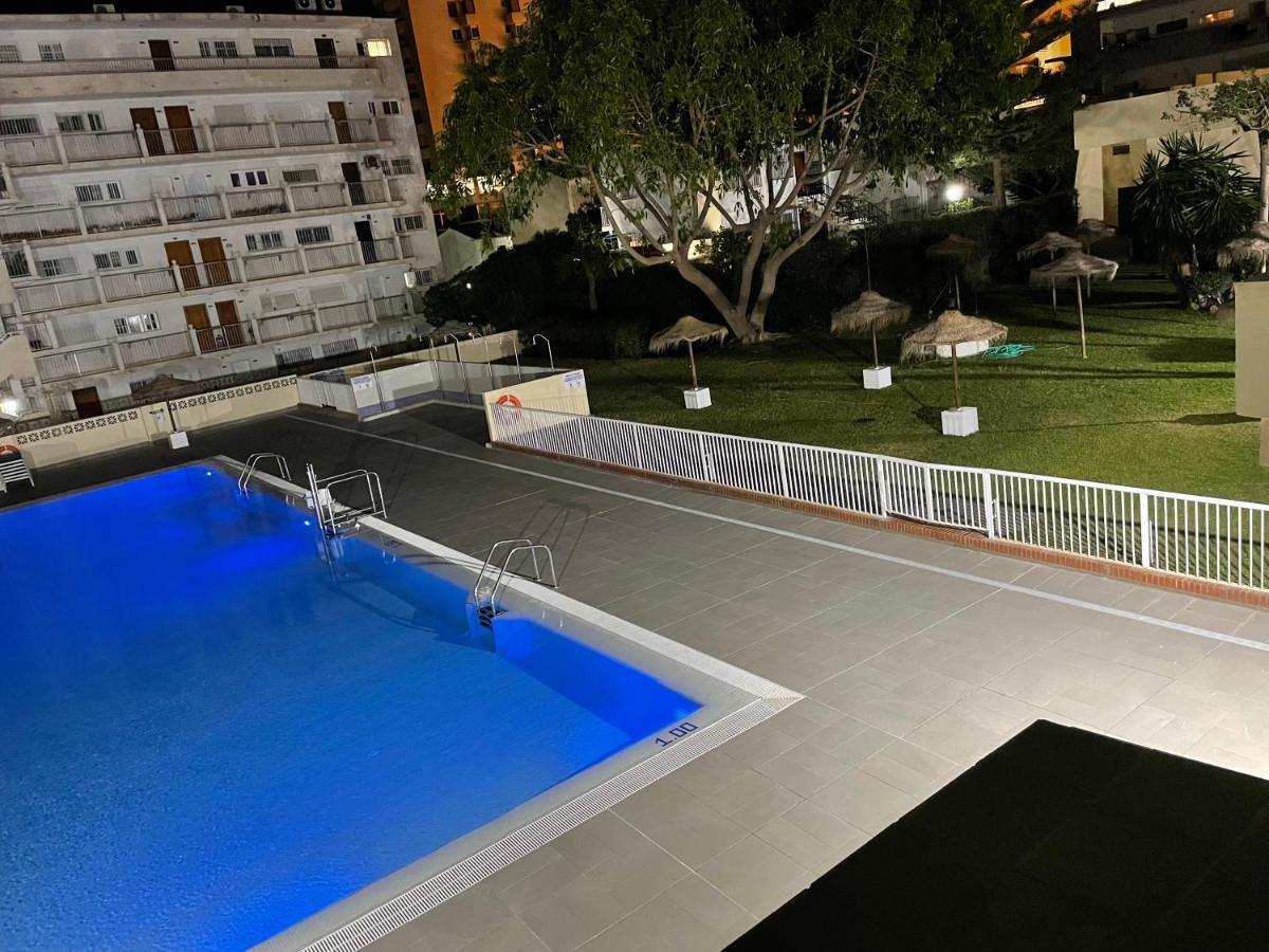 Apartamento Totalmente Reformado Con Piscina Y Jardines Al Lado De La Playa De La Carihuela ตอร์เรโมลิโนส ภายนอก รูปภาพ