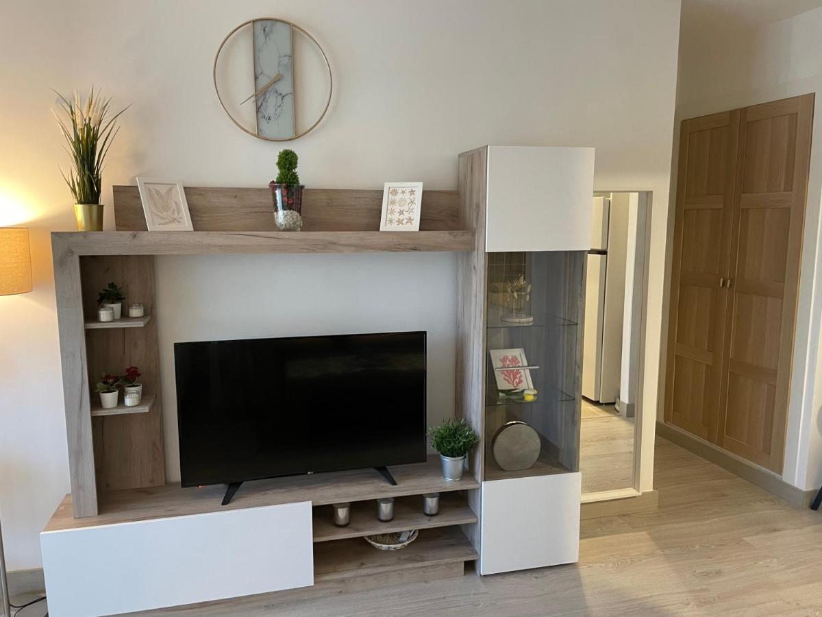 Apartamento Totalmente Reformado Con Piscina Y Jardines Al Lado De La Playa De La Carihuela ตอร์เรโมลิโนส ภายนอก รูปภาพ