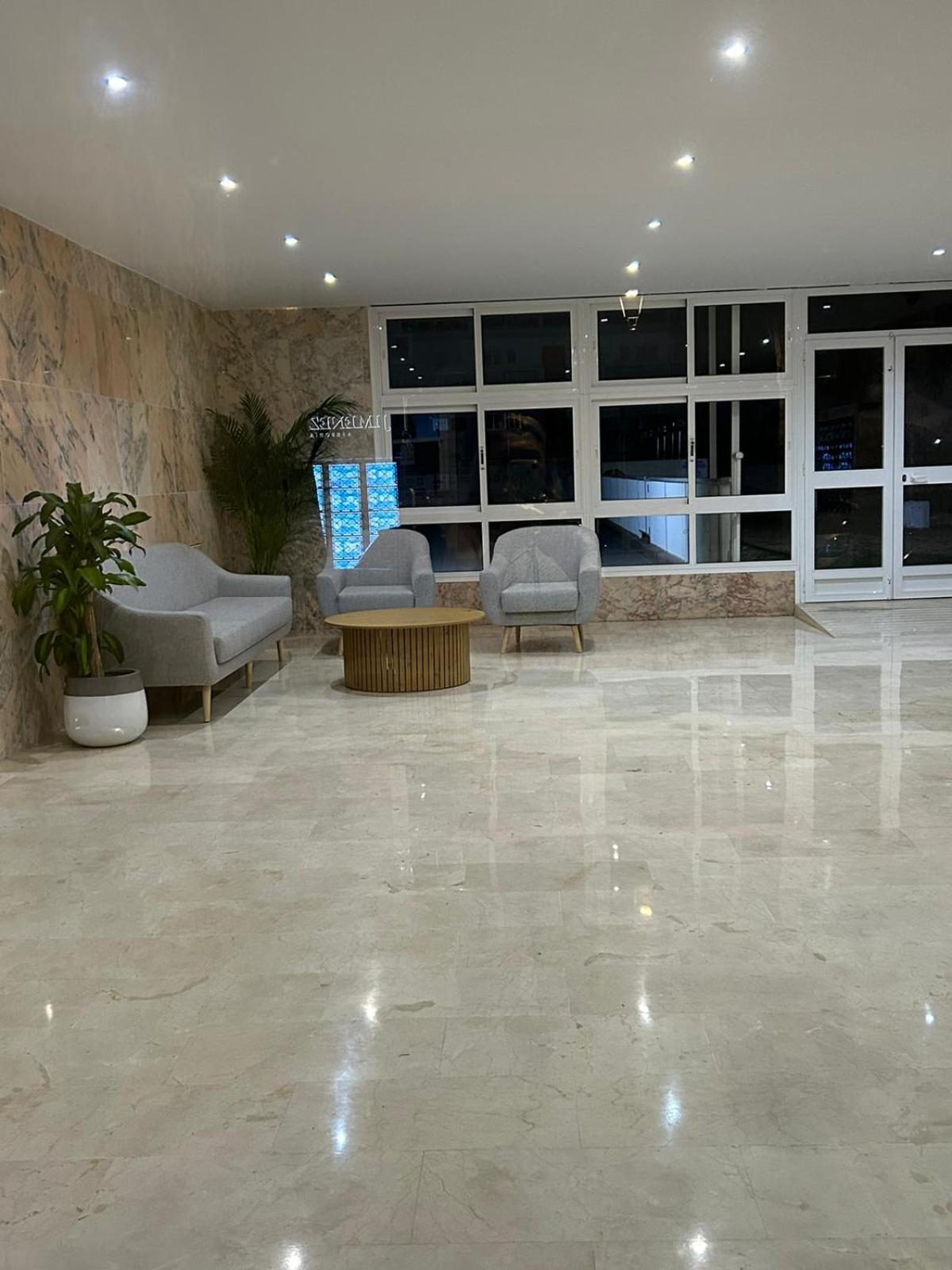Apartamento Totalmente Reformado Con Piscina Y Jardines Al Lado De La Playa De La Carihuela ตอร์เรโมลิโนส ภายนอก รูปภาพ