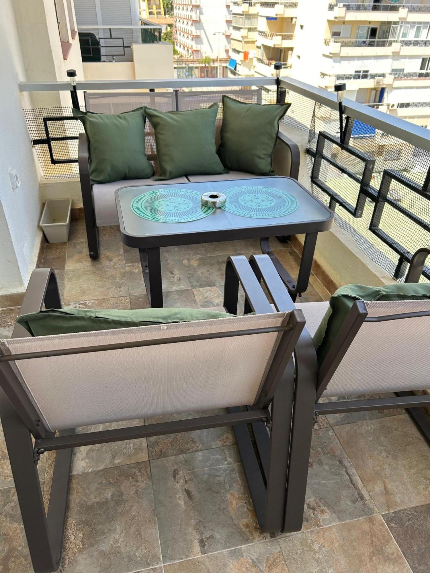 Apartamento Totalmente Reformado Con Piscina Y Jardines Al Lado De La Playa De La Carihuela ตอร์เรโมลิโนส ภายนอก รูปภาพ