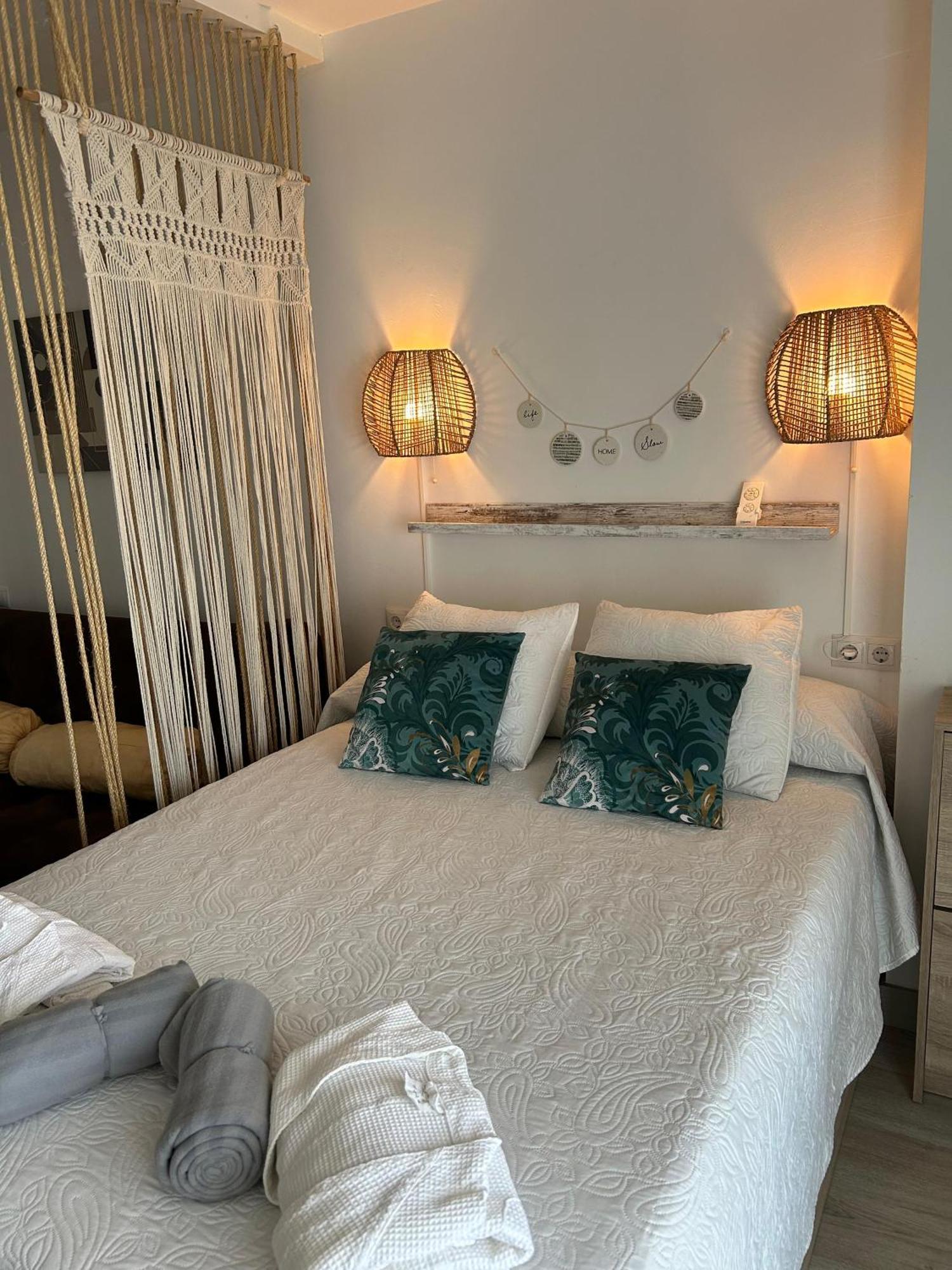 Apartamento Totalmente Reformado Con Piscina Y Jardines Al Lado De La Playa De La Carihuela ตอร์เรโมลิโนส ภายนอก รูปภาพ