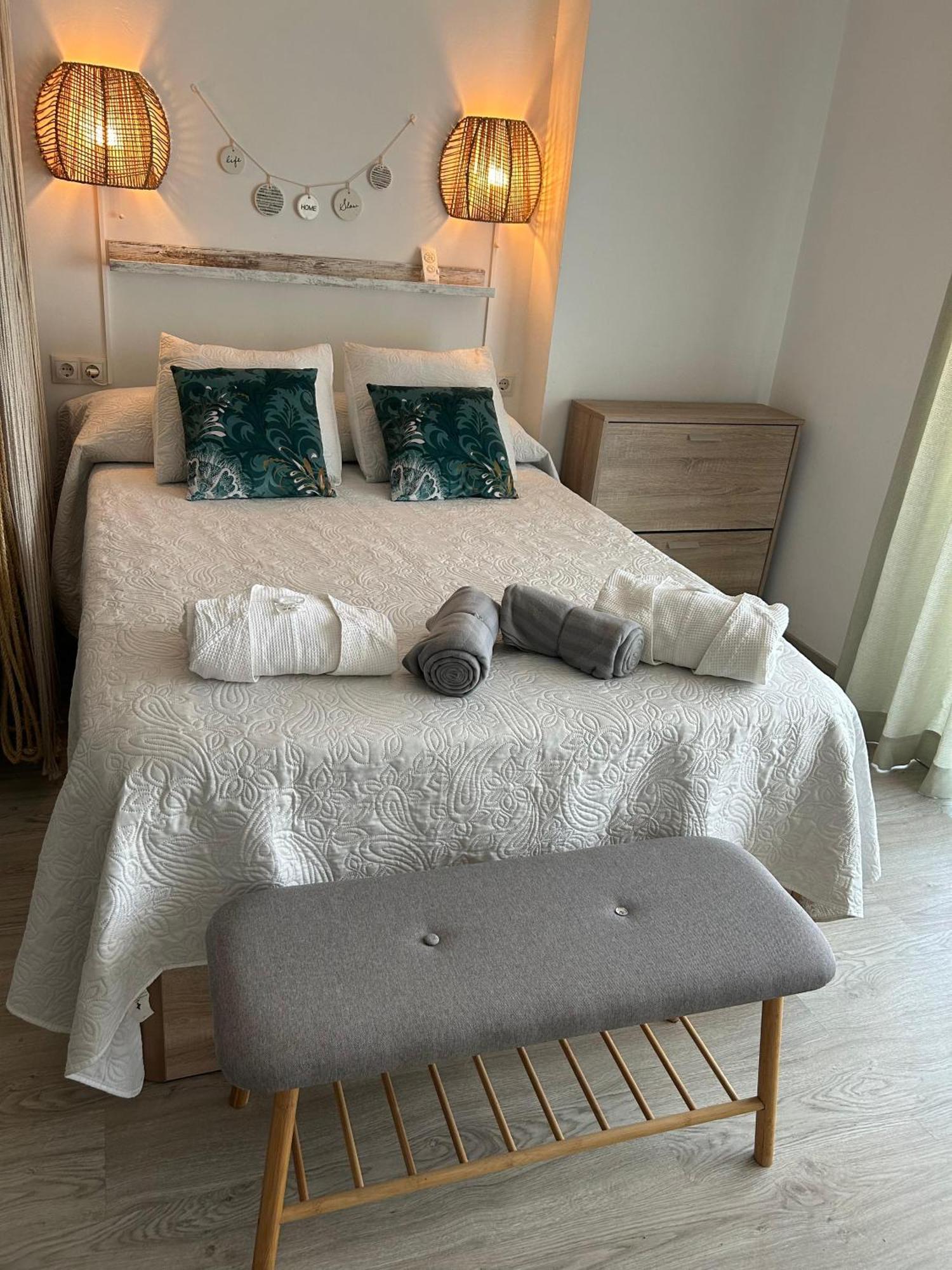 Apartamento Totalmente Reformado Con Piscina Y Jardines Al Lado De La Playa De La Carihuela ตอร์เรโมลิโนส ภายนอก รูปภาพ